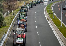 Παραμένουν στα μπλόκα οι Θεσσαλοί αγρότες - Οι επόμενες κινήσεις 